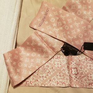 Twilly or silk scarf